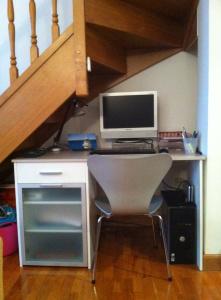 oficina bajo la escalera