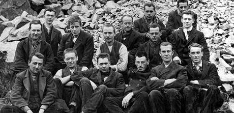 Los 'franceses' de Harwich, un grupo de objetores de conciencia, fotografiados en un campo de trabajo en Aberdeen en 1916. Foto El Mundo.