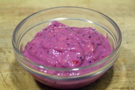 Batido cremoso de plátano y frutos del bosque