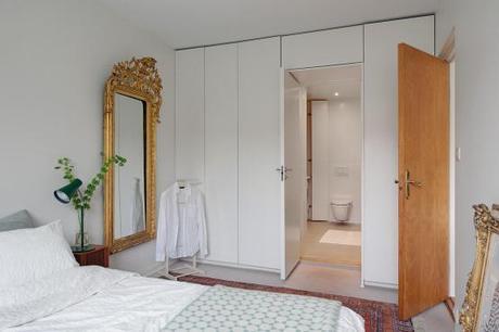 suelo de madera de roble espigado piso nórdico estilo nórdico estilo moderno contemporáneo estilo mid century modern diseño de interiores decoración interiores nordicos escandinavos cocina blanca moderna con isla blog decoración nórdica Armarios volados y bajo las ventanas 