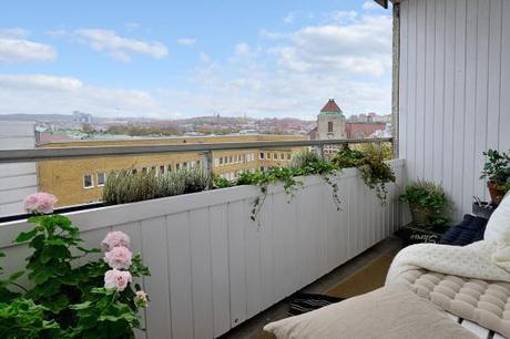 suelo de madera de roble espigado piso nórdico estilo nórdico estilo moderno contemporáneo estilo mid century modern diseño de interiores decoración interiores nordicos escandinavos cocina blanca moderna con isla blog decoración nórdica Armarios volados y bajo las ventanas 