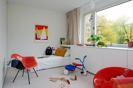 suelo de madera de roble espigado piso nórdico estilo nórdico estilo moderno contemporáneo estilo mid century modern diseño de interiores decoración interiores nordicos escandinavos cocina blanca moderna con isla blog decoración nórdica Armarios volados y bajo las ventanas 