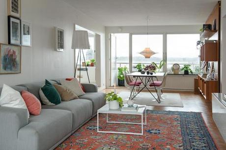 suelo de madera de roble espigado piso nórdico estilo nórdico estilo moderno contemporáneo estilo mid century modern diseño de interiores decoración interiores nordicos escandinavos cocina blanca moderna con isla blog decoración nórdica Armarios volados y bajo las ventanas 