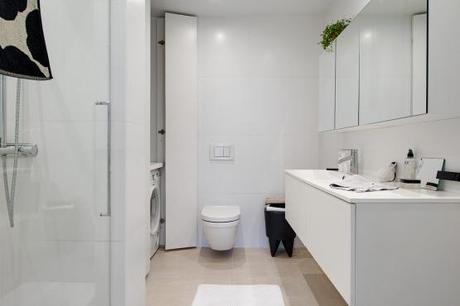 suelo de madera de roble espigado piso nórdico estilo nórdico estilo moderno contemporáneo estilo mid century modern diseño de interiores decoración interiores nordicos escandinavos cocina blanca moderna con isla blog decoración nórdica Armarios volados y bajo las ventanas 