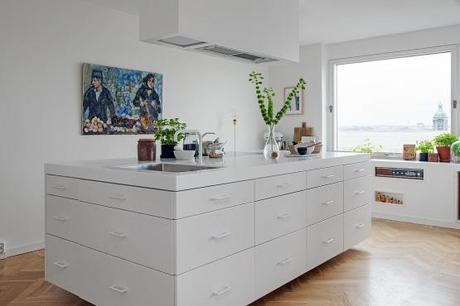 suelo de madera de roble espigado piso nórdico estilo nórdico estilo moderno contemporáneo estilo mid century modern diseño de interiores decoración interiores nordicos escandinavos cocina blanca moderna con isla blog decoración nórdica Armarios volados y bajo las ventanas 