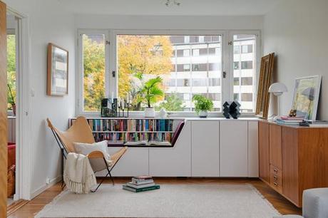 suelo de madera de roble espigado piso nórdico estilo nórdico estilo moderno contemporáneo estilo mid century modern diseño de interiores decoración interiores nordicos escandinavos cocina blanca moderna con isla blog decoración nórdica Armarios volados y bajo las ventanas 