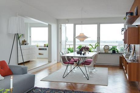 suelo de madera de roble espigado piso nórdico estilo nórdico estilo moderno contemporáneo estilo mid century modern diseño de interiores decoración interiores nordicos escandinavos cocina blanca moderna con isla blog decoración nórdica Armarios volados y bajo las ventanas 