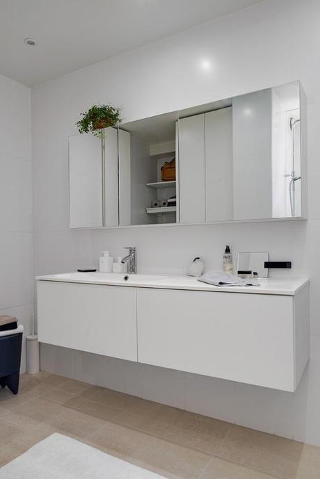 suelo de madera de roble espigado piso nórdico estilo nórdico estilo moderno contemporáneo estilo mid century modern diseño de interiores decoración interiores nordicos escandinavos cocina blanca moderna con isla blog decoración nórdica Armarios volados y bajo las ventanas 