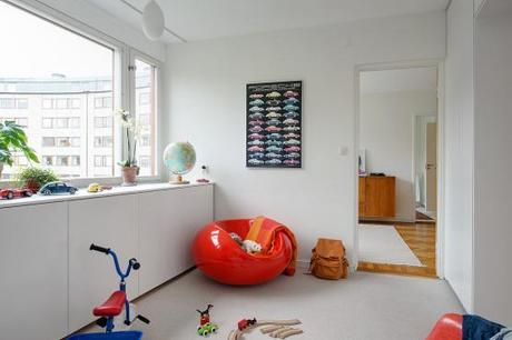 suelo de madera de roble espigado piso nórdico estilo nórdico estilo moderno contemporáneo estilo mid century modern diseño de interiores decoración interiores nordicos escandinavos cocina blanca moderna con isla blog decoración nórdica Armarios volados y bajo las ventanas 