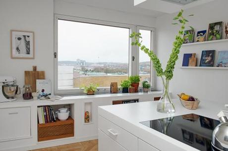 suelo de madera de roble espigado piso nórdico estilo nórdico estilo moderno contemporáneo estilo mid century modern diseño de interiores decoración interiores nordicos escandinavos cocina blanca moderna con isla blog decoración nórdica Armarios volados y bajo las ventanas 