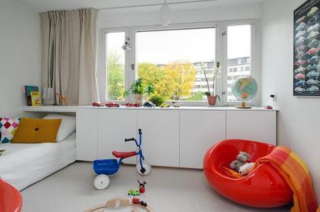 suelo de madera de roble espigado piso nórdico estilo nórdico estilo moderno contemporáneo estilo mid century modern diseño de interiores decoración interiores nordicos escandinavos cocina blanca moderna con isla blog decoración nórdica Armarios volados y bajo las ventanas 