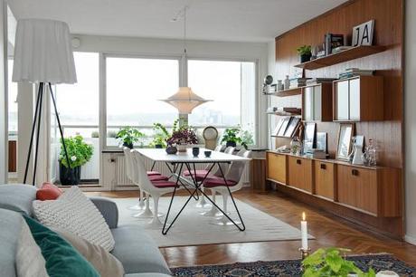 suelo de madera de roble espigado piso nórdico estilo nórdico estilo moderno contemporáneo estilo mid century modern diseño de interiores decoración interiores nordicos escandinavos cocina blanca moderna con isla blog decoración nórdica Armarios volados y bajo las ventanas 