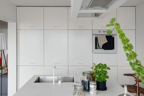 suelo de madera de roble espigado piso nórdico estilo nórdico estilo moderno contemporáneo estilo mid century modern diseño de interiores decoración interiores nordicos escandinavos cocina blanca moderna con isla blog decoración nórdica Armarios volados y bajo las ventanas 