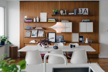 suelo de madera de roble espigado piso nórdico estilo nórdico estilo moderno contemporáneo estilo mid century modern diseño de interiores decoración interiores nordicos escandinavos cocina blanca moderna con isla blog decoración nórdica Armarios volados y bajo las ventanas 