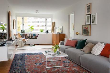 suelo de madera de roble espigado piso nórdico estilo nórdico estilo moderno contemporáneo estilo mid century modern diseño de interiores decoración interiores nordicos escandinavos cocina blanca moderna con isla blog decoración nórdica Armarios volados y bajo las ventanas 