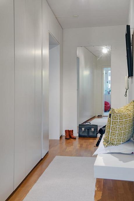 suelo de madera de roble espigado piso nórdico estilo nórdico estilo moderno contemporáneo estilo mid century modern diseño de interiores decoración interiores nordicos escandinavos cocina blanca moderna con isla blog decoración nórdica Armarios volados y bajo las ventanas 