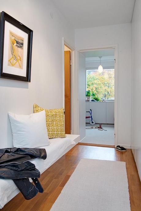 suelo de madera de roble espigado piso nórdico estilo nórdico estilo moderno contemporáneo estilo mid century modern diseño de interiores decoración interiores nordicos escandinavos cocina blanca moderna con isla blog decoración nórdica Armarios volados y bajo las ventanas 