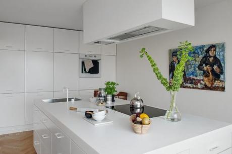 suelo de madera de roble espigado piso nórdico estilo nórdico estilo moderno contemporáneo estilo mid century modern diseño de interiores decoración interiores nordicos escandinavos cocina blanca moderna con isla blog decoración nórdica Armarios volados y bajo las ventanas 