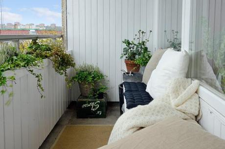 suelo de madera de roble espigado piso nórdico estilo nórdico estilo moderno contemporáneo estilo mid century modern diseño de interiores decoración interiores nordicos escandinavos cocina blanca moderna con isla blog decoración nórdica Armarios volados y bajo las ventanas 