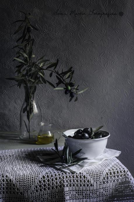 Aceitunas y ramas de olivo copia