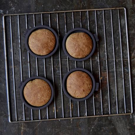 HAMBURGUESA DE POLLO Y DATILES CON PAN DE BOLETUS HAMBURGUESA DE POLLO Y DATILES CON PAN DE BOLETUS