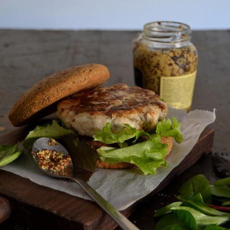 HAMBURGUESA DE POLLO Y DATILES CON PAN DE BOLETUS HAMBURGUESA DE POLLO Y DATILES CON PAN DE BOLETUS