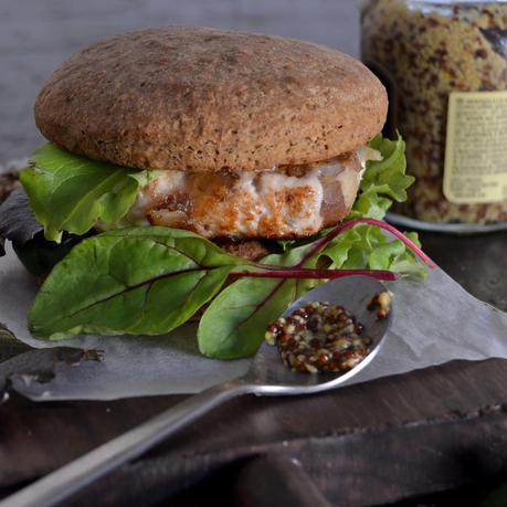 HAMBURGUESA DE POLLO Y DATILES CON PAN DE BOLETUS HAMBURGUESA DE POLLO Y DATILES CON PAN DE BOLETUS