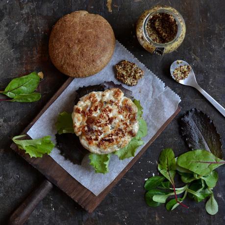 HAMBURGUESA DE POLLO Y DATILES CON PAN DE BOLETUS HAMBURGUESA DE POLLO Y DATILES CON PAN DE BOLETUS