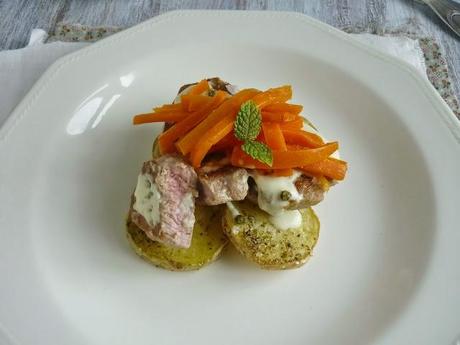 Solomillo de cerdo a la pimienta verde con patatas asadas y zanahorias glaseadas