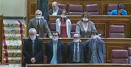 De la patada en la puerta a la mordaza