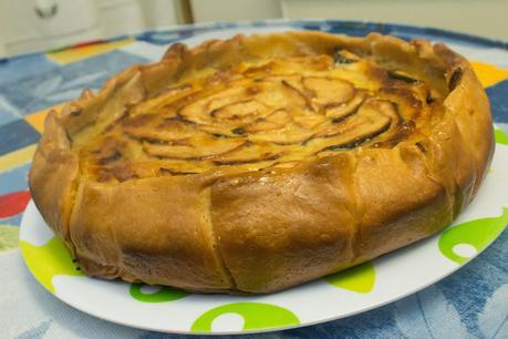 Tarta de mascarpone, chocolate blanco y manzana con mermelada de granada