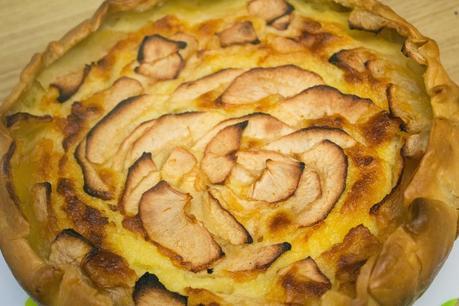 Tarta de mascarpone, chocolate blanco y manzana con mermelada de granada