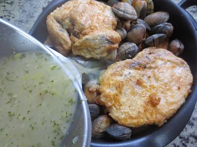 Merluza a la romana con almejas