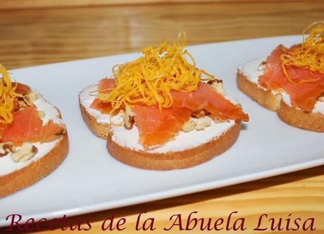 CANAPÉS DE SALMÓN, QUESO Y NUECES