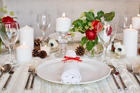 UNA LUMINOSA MESA PARA NAVIDAD CON FLORES Y PIÑAS