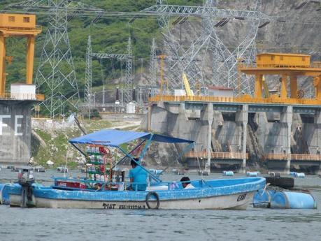 El bar acuático y la central hidroeléctrica