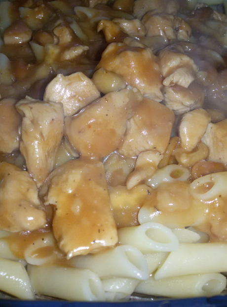 Macarrones con pollo en salsa de cerveza.