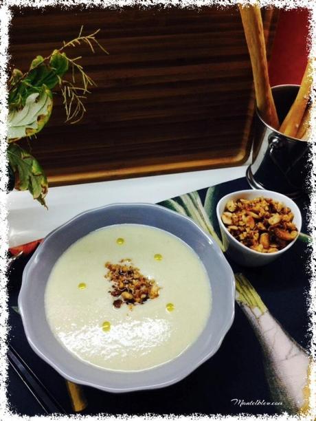 Crema de puerro con crujiente de almendra Crema de puerro con crujiente de almendra