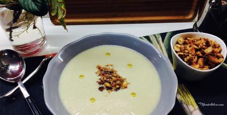 Crema de puerro con crujiente de almendra