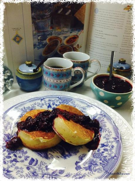 Crumpets con frutas del bosque Crumpets con frutas del bosque