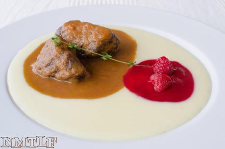 Carrilleras al vino tinto (con parmentier trufada de ajo asado y coulis de frambuesa)