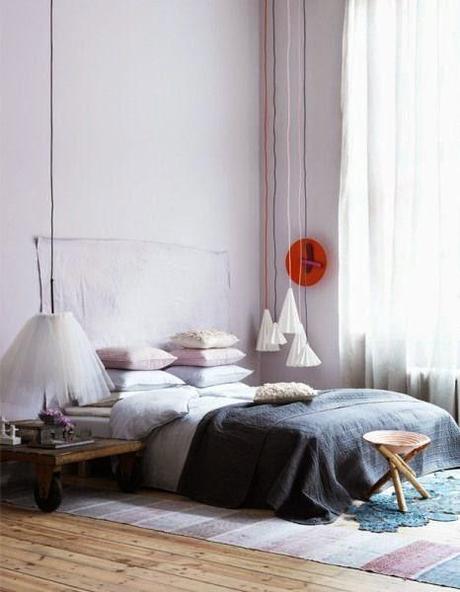 En las mesillas del dormitorio, lámparas colgando del techo