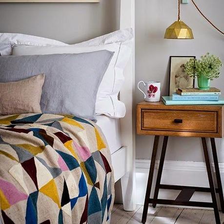 En las mesillas del dormitorio, lámparas colgando del techo