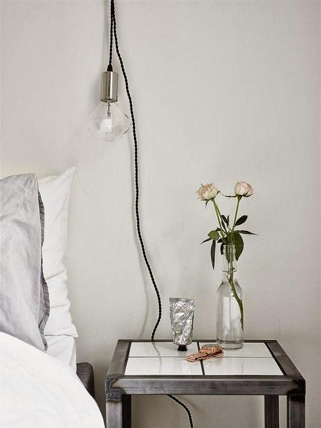 En las mesillas del dormitorio, lámparas colgando del techo