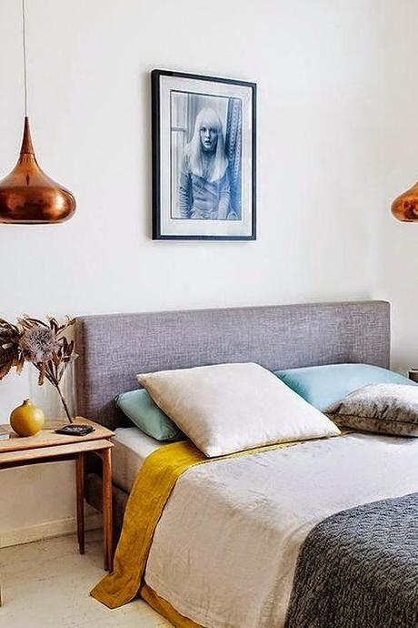 En las mesillas del dormitorio, lámparas colgando del techo