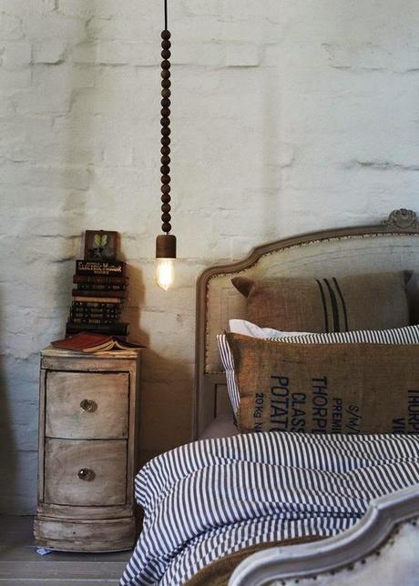 En las mesillas del dormitorio, lámparas colgando del techo