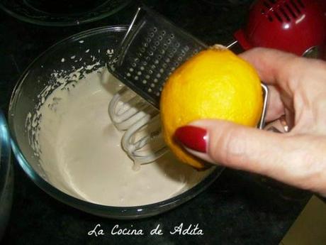 Bizcocho de almendras con cobertura de candy melts