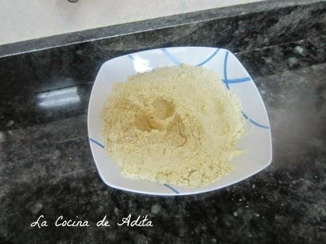 Bizcocho de almendras con cobertura de candy melts