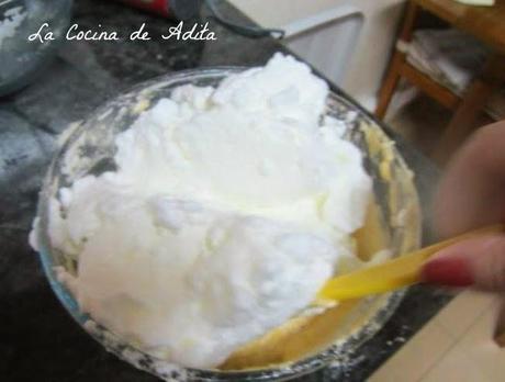 Bizcocho de almendras con cobertura de candy melts