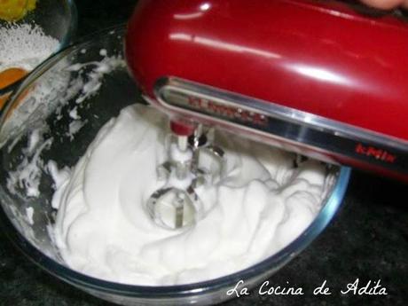 Bizcocho de almendras con cobertura de candy melts